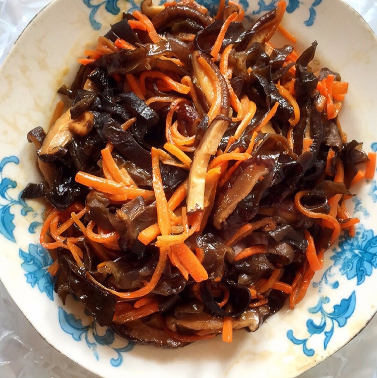 胡萝卜香菇炒木耳