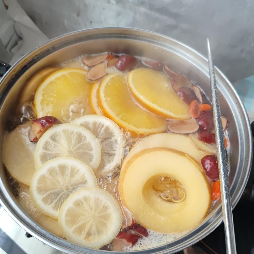 跟着网友学的苹果热橙茶，这也太好喝了吧，快收藏去做，喝完太舒服了！