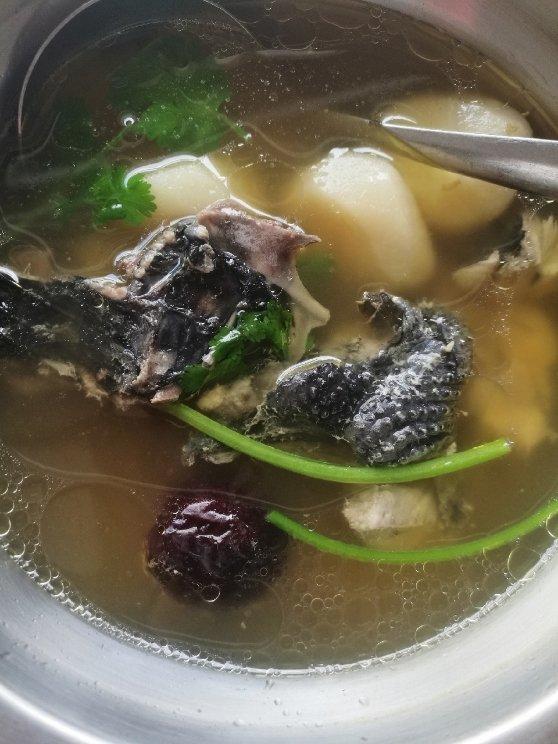 枸杞红枣乌鸡汤