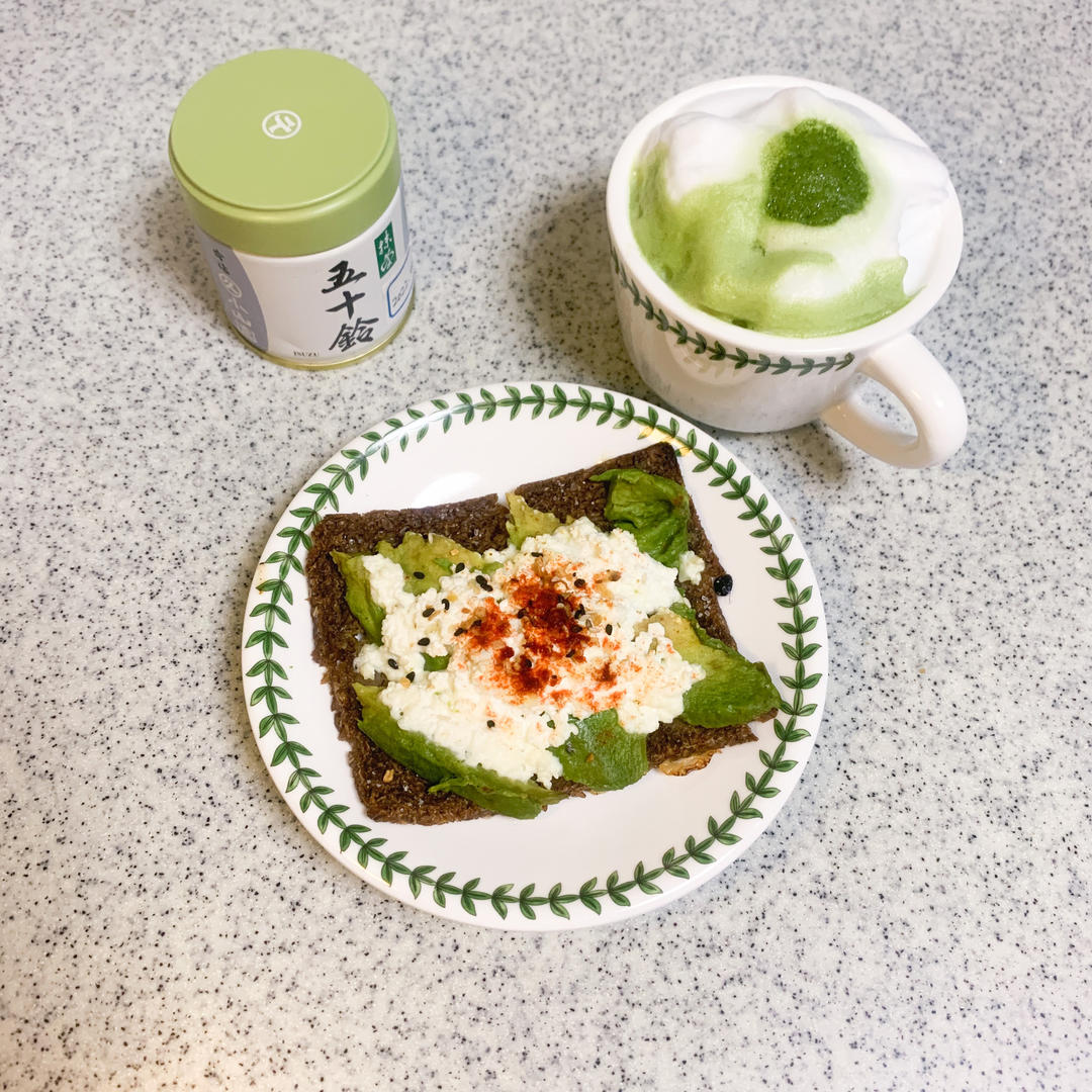 乡村干酪牛油果烤吐司290kcal