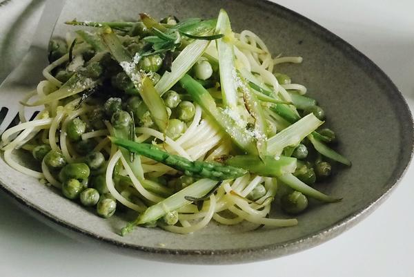 柠香蔬菜意面（Linguine with zesty spring vegetables）