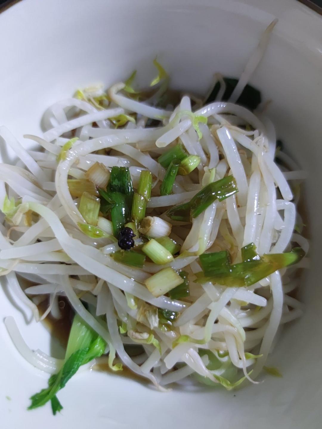 一碗清汤面 🍜 —— 秋日里的治愈系