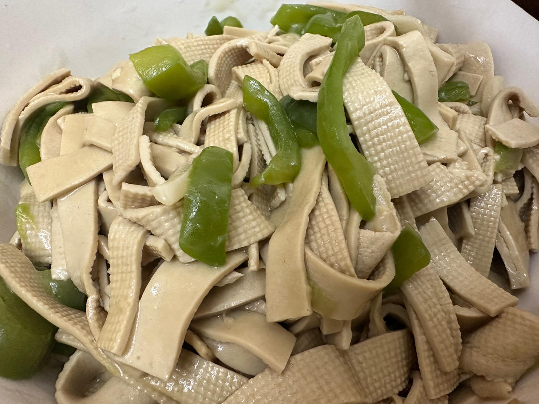 〈辣椒炒豆腐皮〉，经典家常菜。欣小厨 😉
