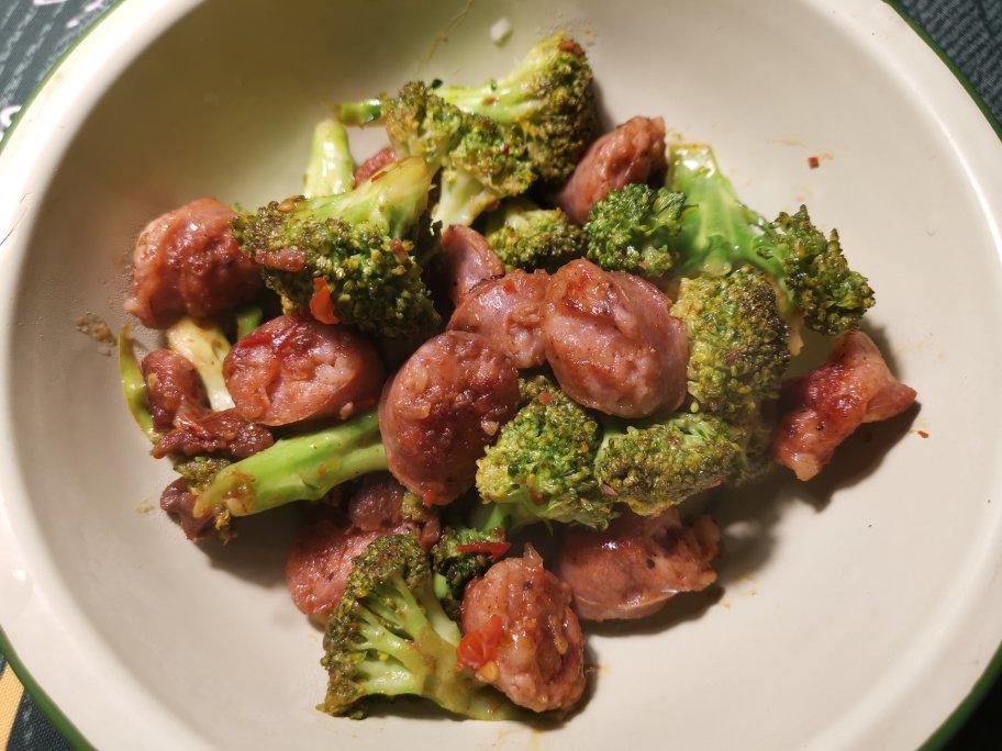 腊肠/香肠炒西兰花香菇胡萝卜