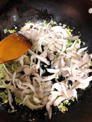 最佳减肥计划蘑菇炒芹菜的做法 步骤2