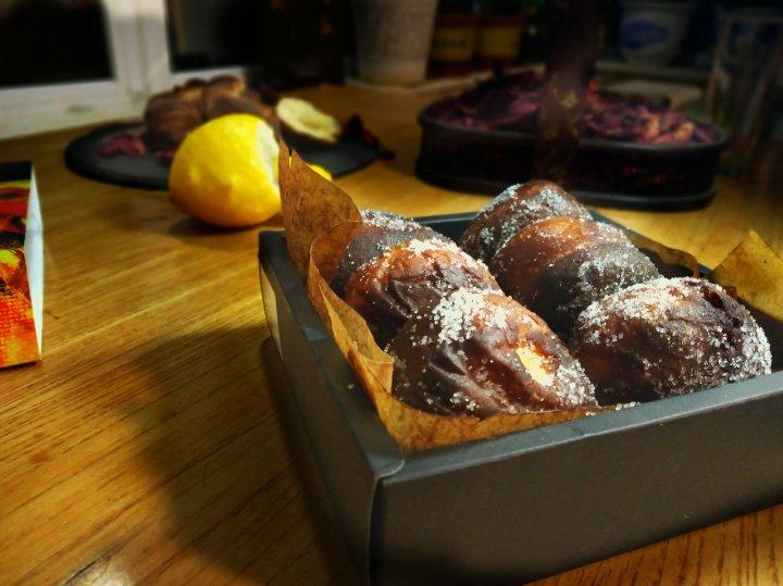 好吃到哭泣的甜甜圈VANILLA CREAM-FILLED DOUGHNUTS