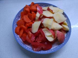 果蔬汁（苹果西红柿胡萝卜）的做法 步骤1