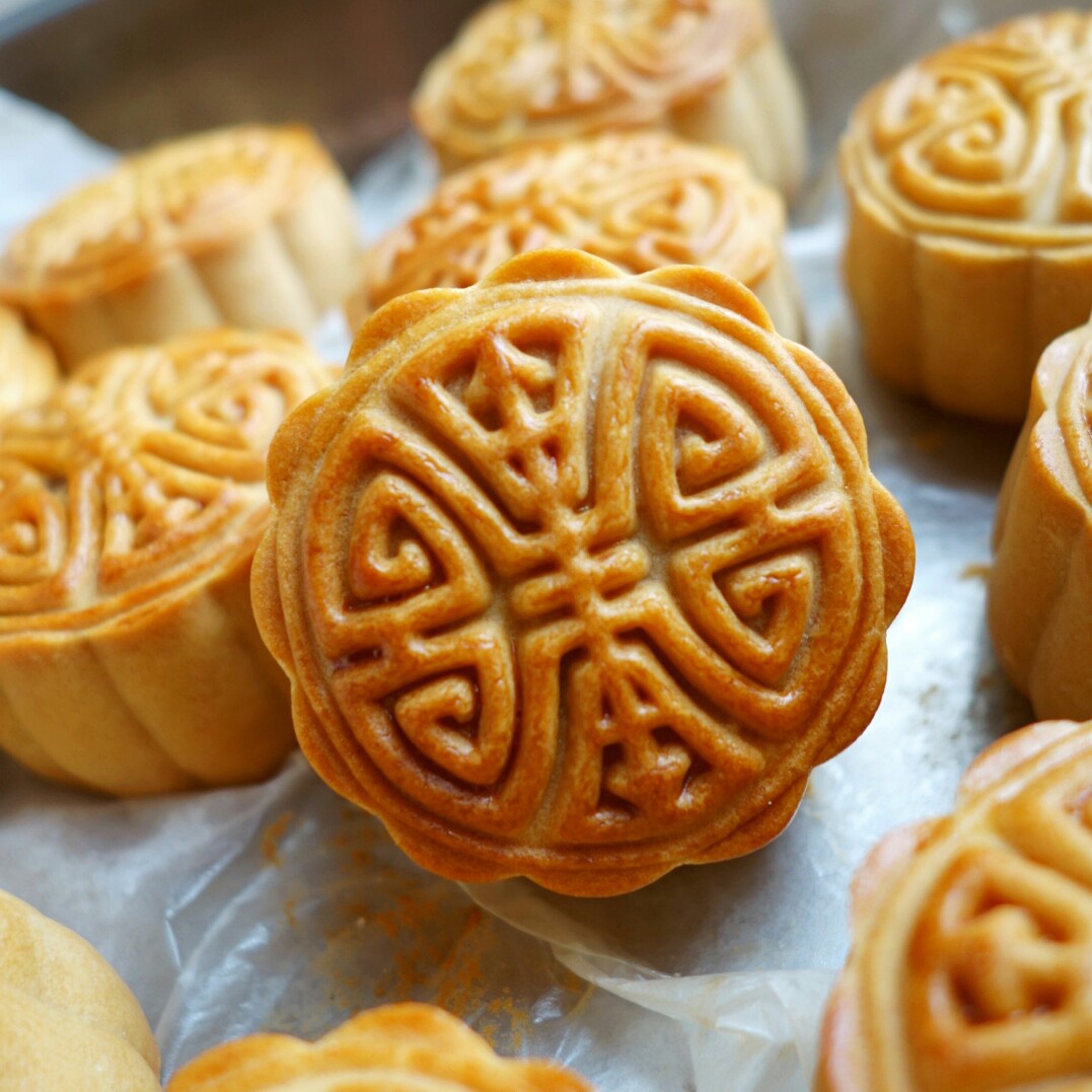 广式月饼－－蛋黄豆沙月饼