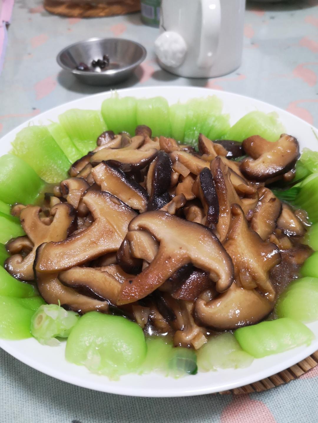 香菇炒油菜，好看又好吃