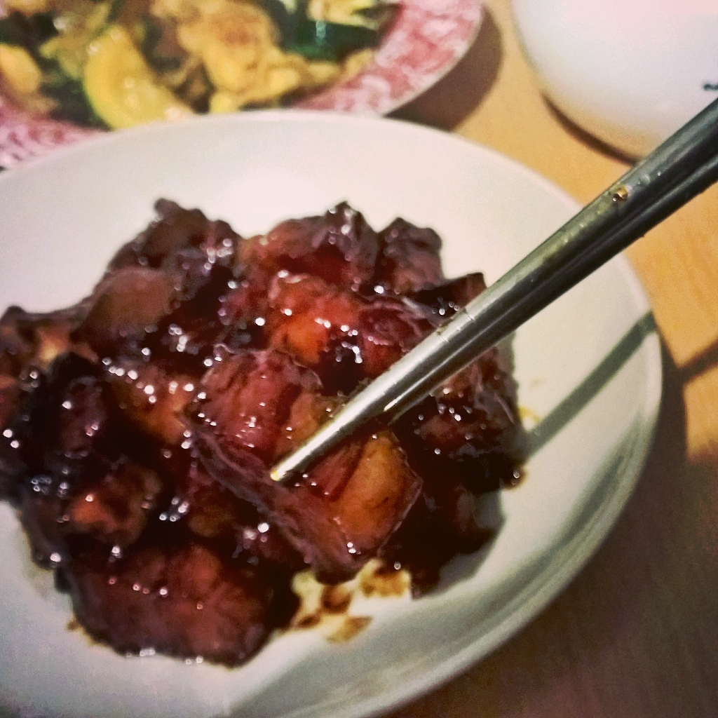 吃着碗里望着锅里的红烧肉