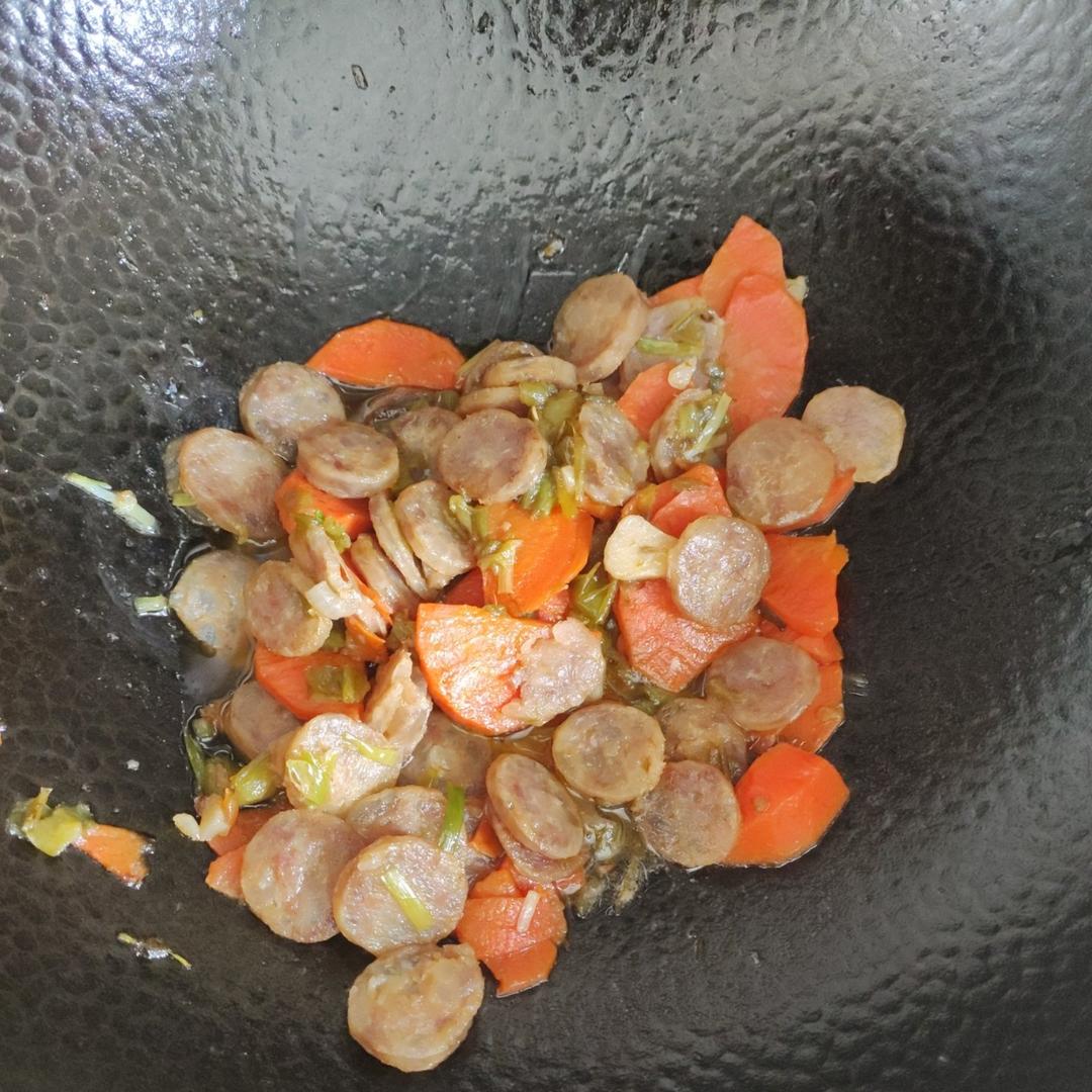 超下饭的简单家常菜—胡萝卜炒香肠
