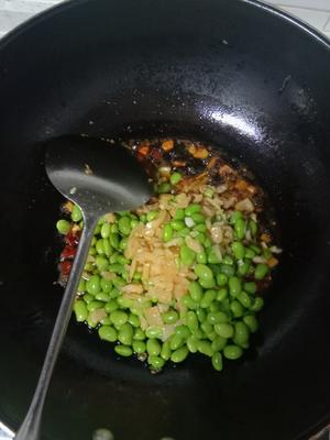 萝卜干毛豆炒梅干菜的做法 步骤4