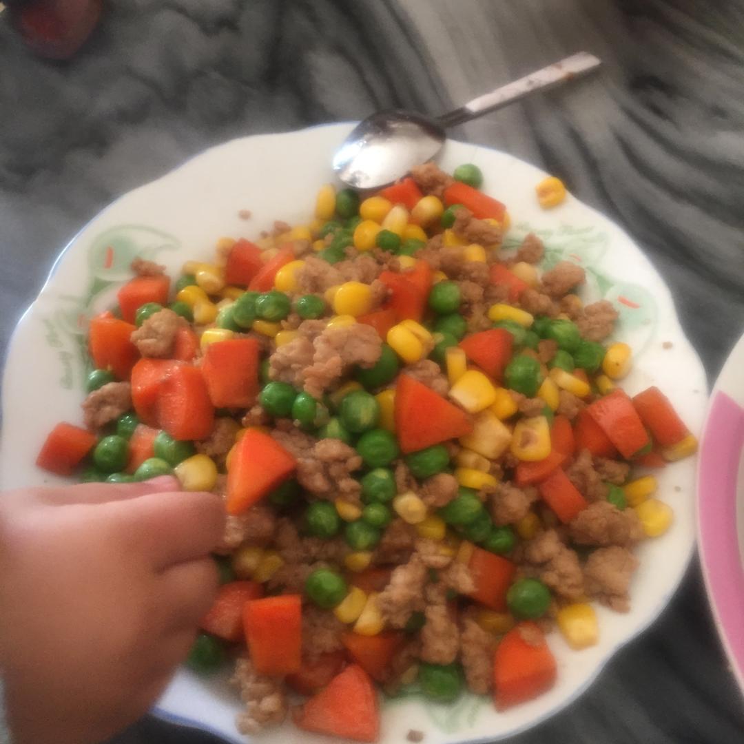 胡萝卜玉米豌豆炒火腿