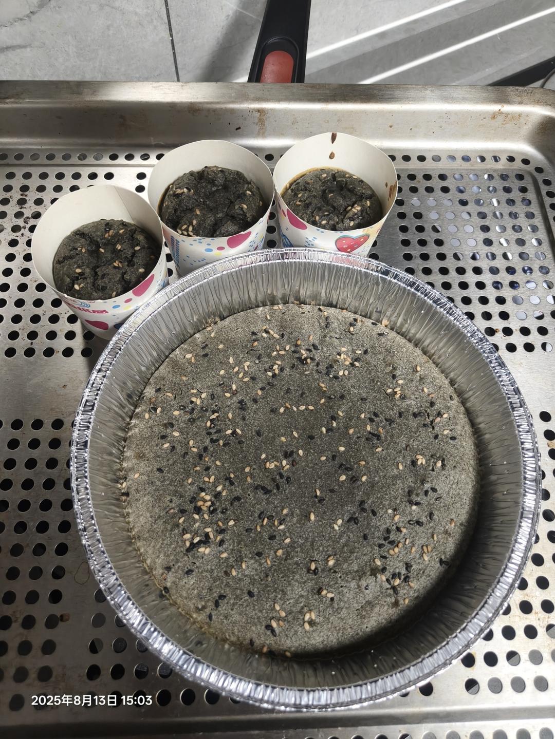 搅一搅就可以做的无糖无油香蕉黑芝麻糊爆浆杯子蛋糕