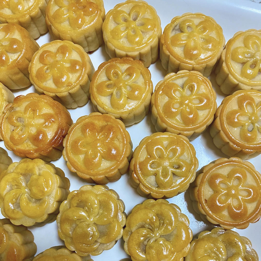 咸蛋黄肉松月饼