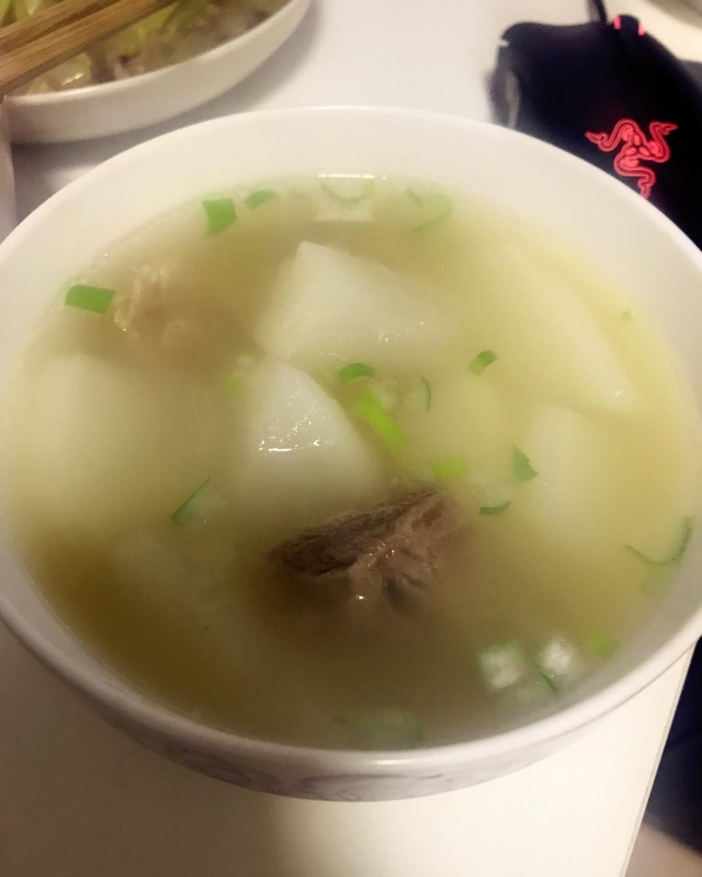 筒子骨玉米萝卜汤