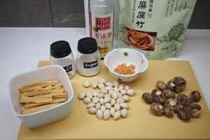 白果腐竹炖花菇的做法 步骤1