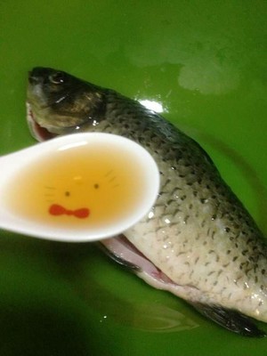 凉拌鲫鱼-最好吃的鲫鱼的做法 步骤1