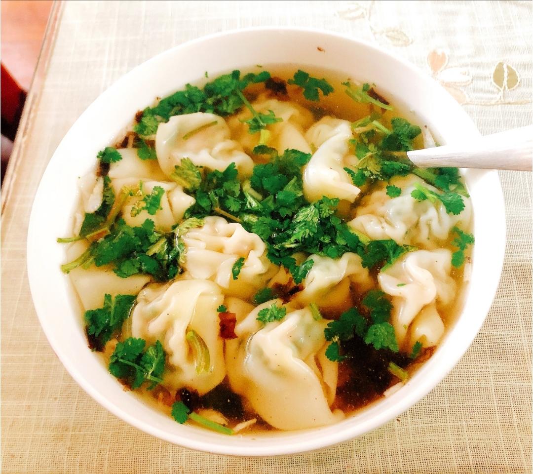 饿了吗？给你做碗槐花肉馄饨