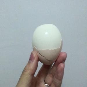 如何剥好一个鸡蛋的做法 步骤4