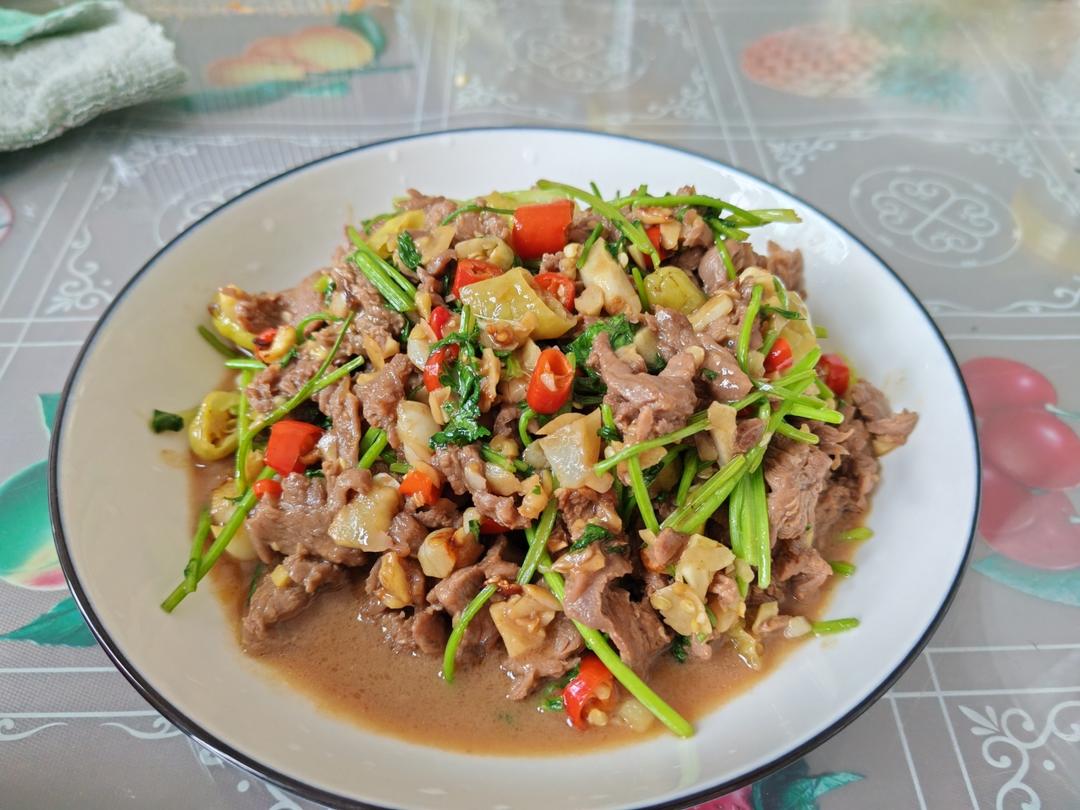 香菜炒牛肉，香辣下饭，爱吃香菜的朋友看过来，拌饭绝了