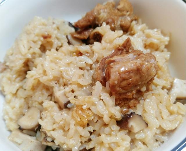 排骨花菇焖米饭的做法