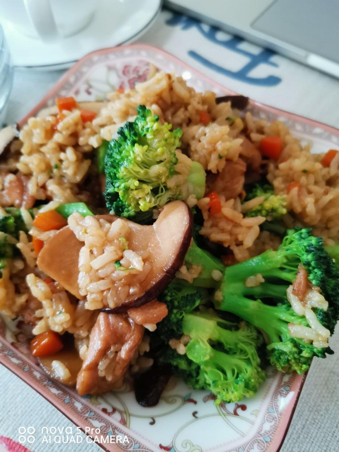 香菇鸡腿肉酱汁炒饭