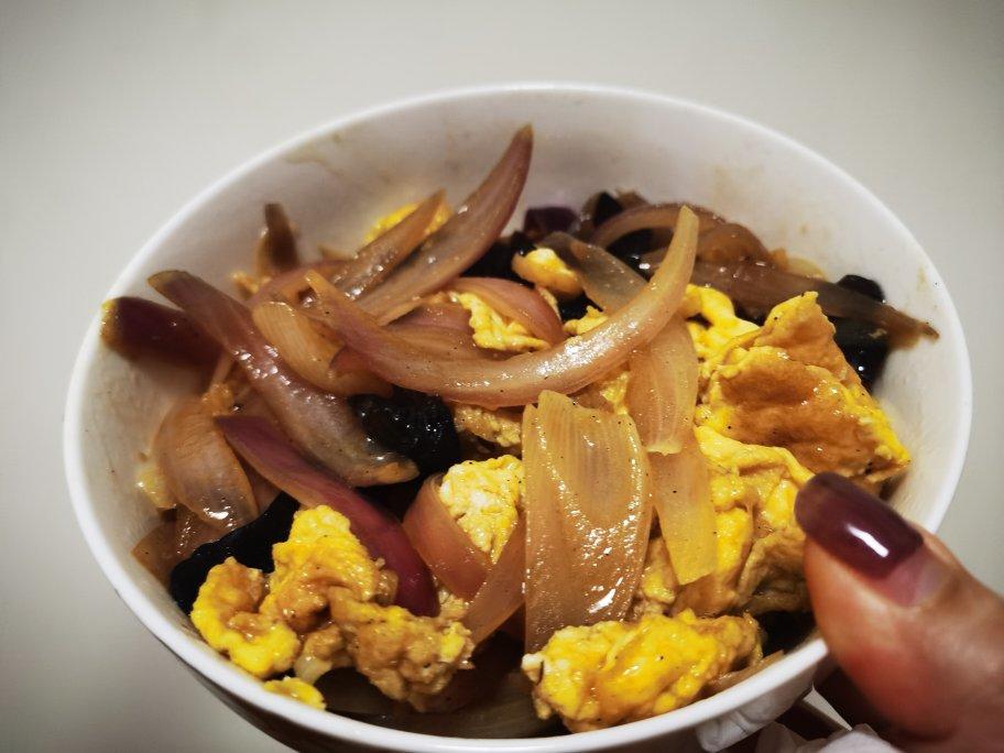 洋葱木耳炒鸡蛋