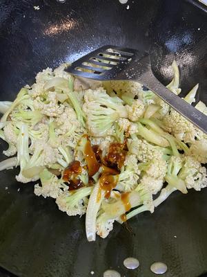 每次下馆子必点的脆脆的干锅花菜🙋的做法 步骤7