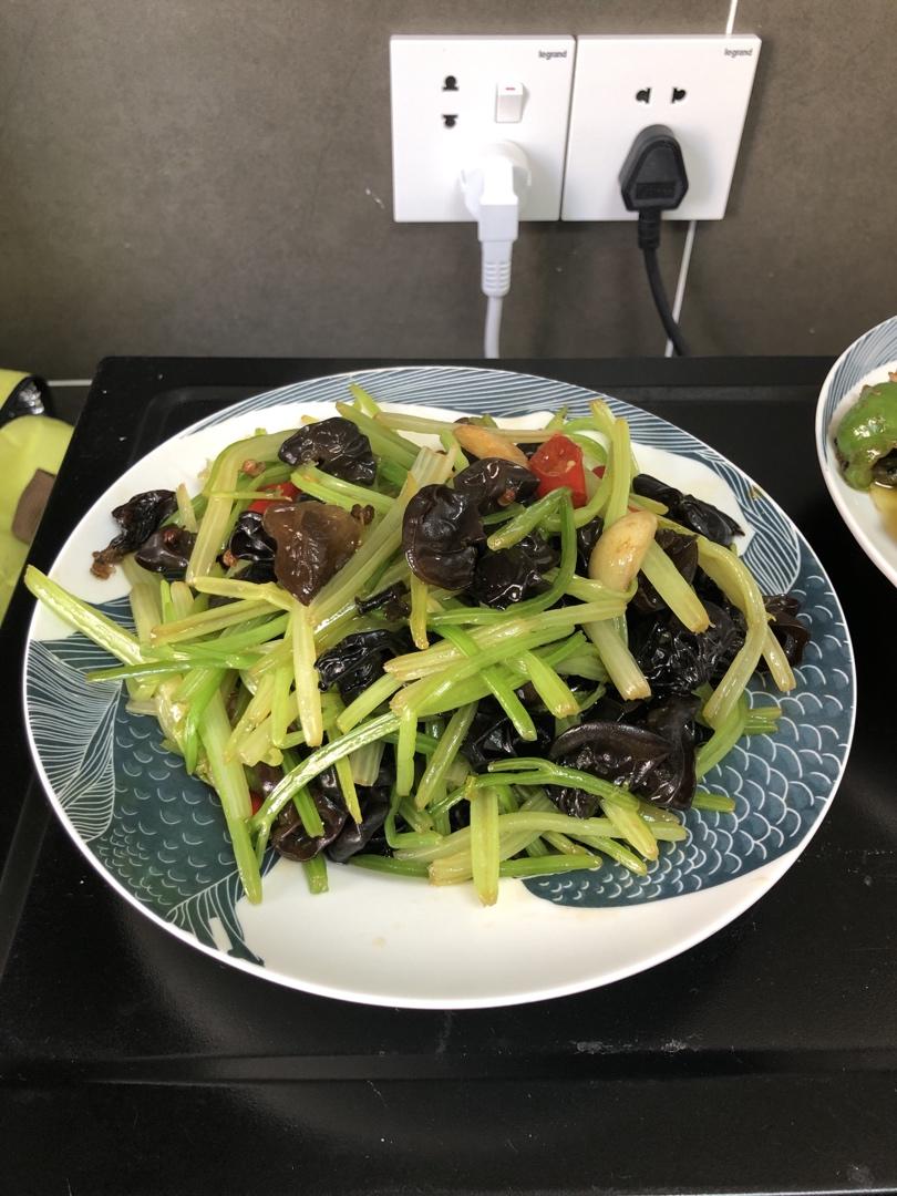 不加肉_炒芹菜，超级下饭！