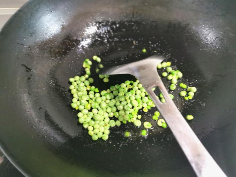 【超简单】消化家里剩余食材--番茄酱芝士焗菜饭的做法 步骤2