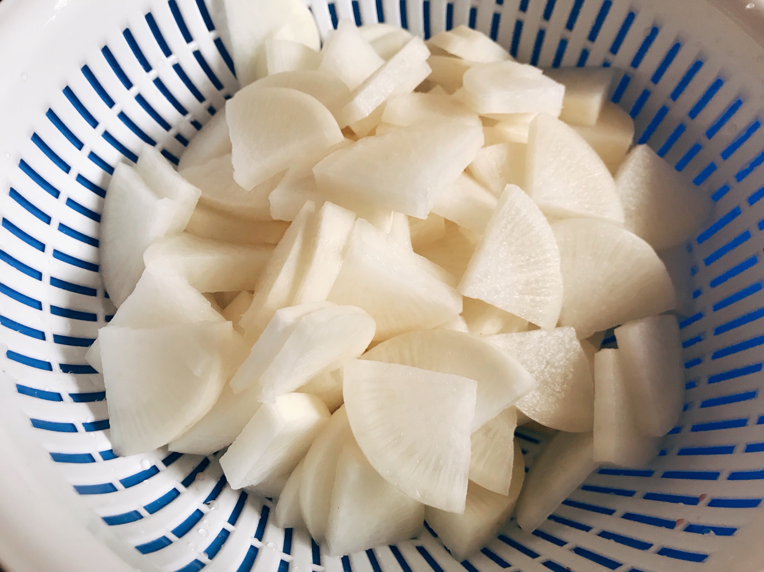 湘菜～腊肉炖萝卜的做法 步骤1