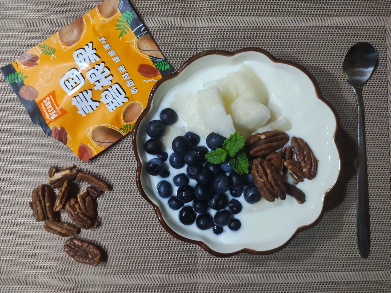 解锁酸奶新吃法～碧根果蓝莓翡翠皇冠梨酸奶的做法
