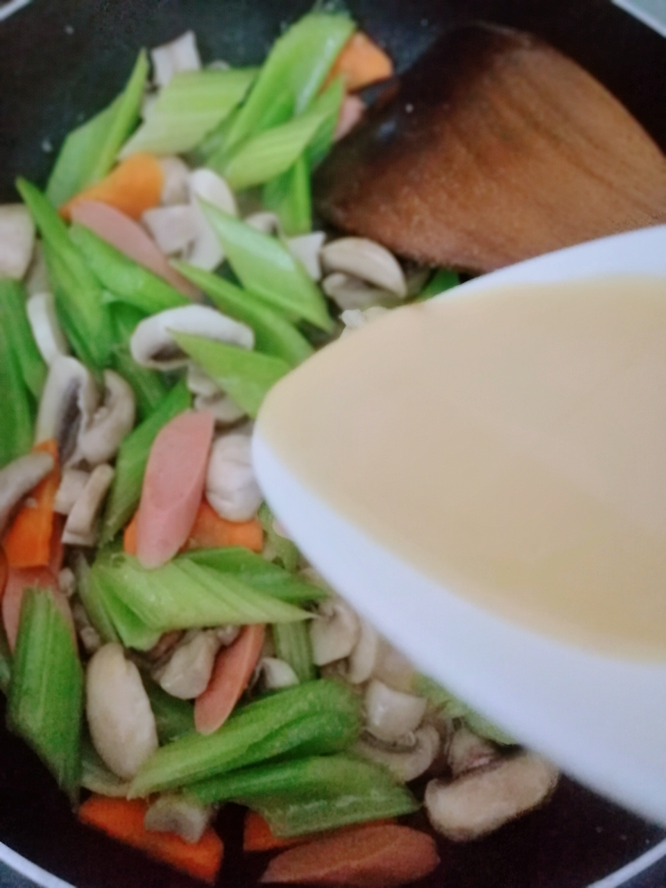 西芹炒蘑菇，比肉还香的蘑菇（口菇）热量低的减脂餐的做法 步骤8