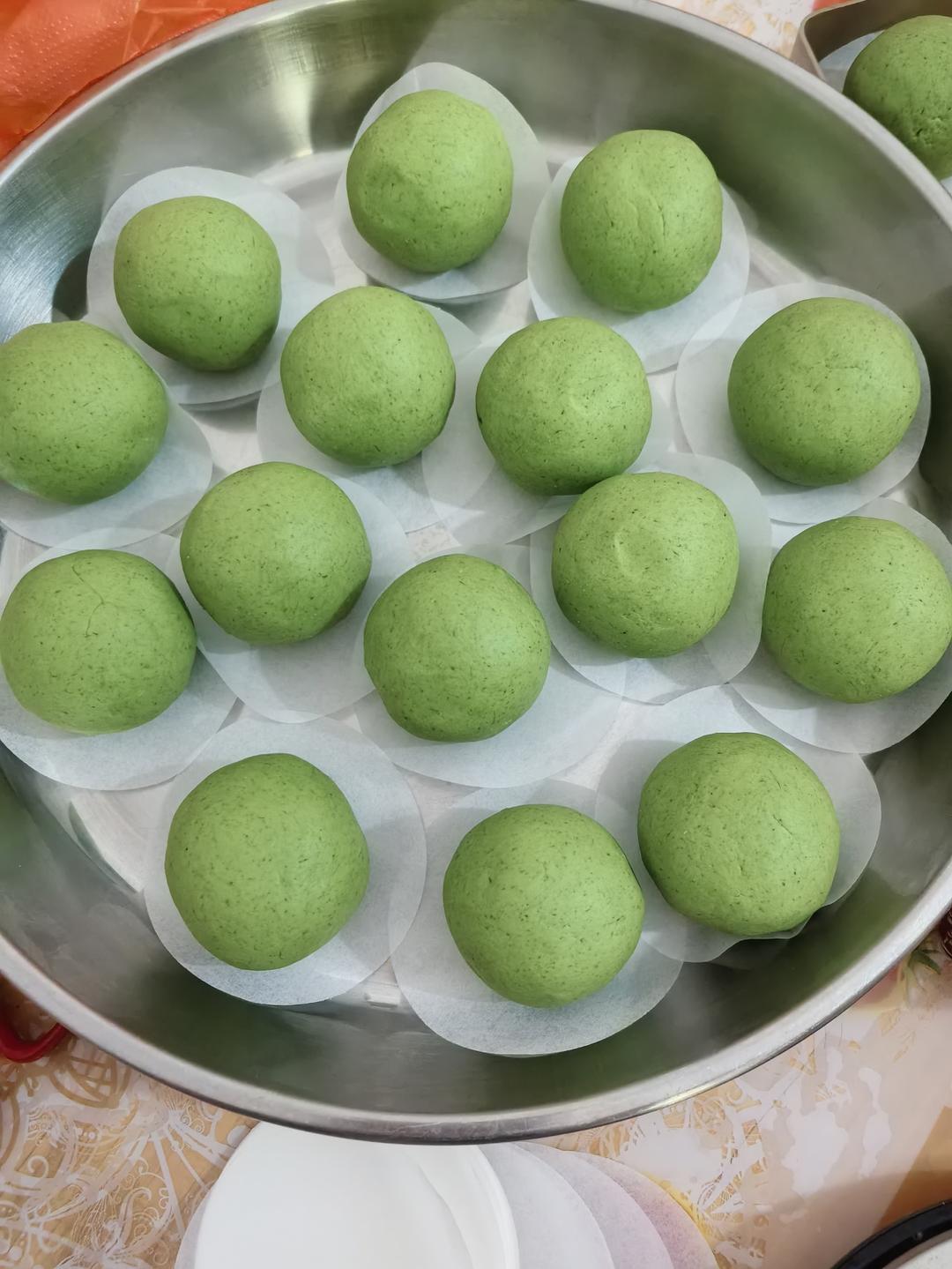 青团，也叫艾草糍粑