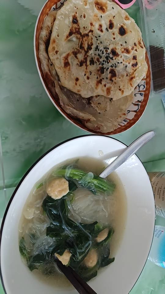 鲜香菠菜丸子粉丝汤