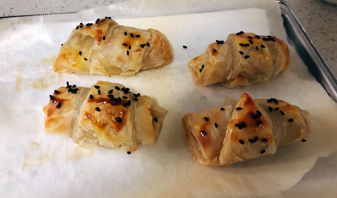 香肠酥皮卷：手抓饼皮还能这样吃，不用和面快速搞定早餐