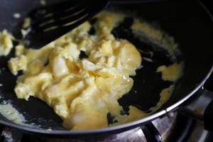 【原麦早餐】佐莫拉吉：潜水艇三明治+Scrambled Egg的做法 步骤8