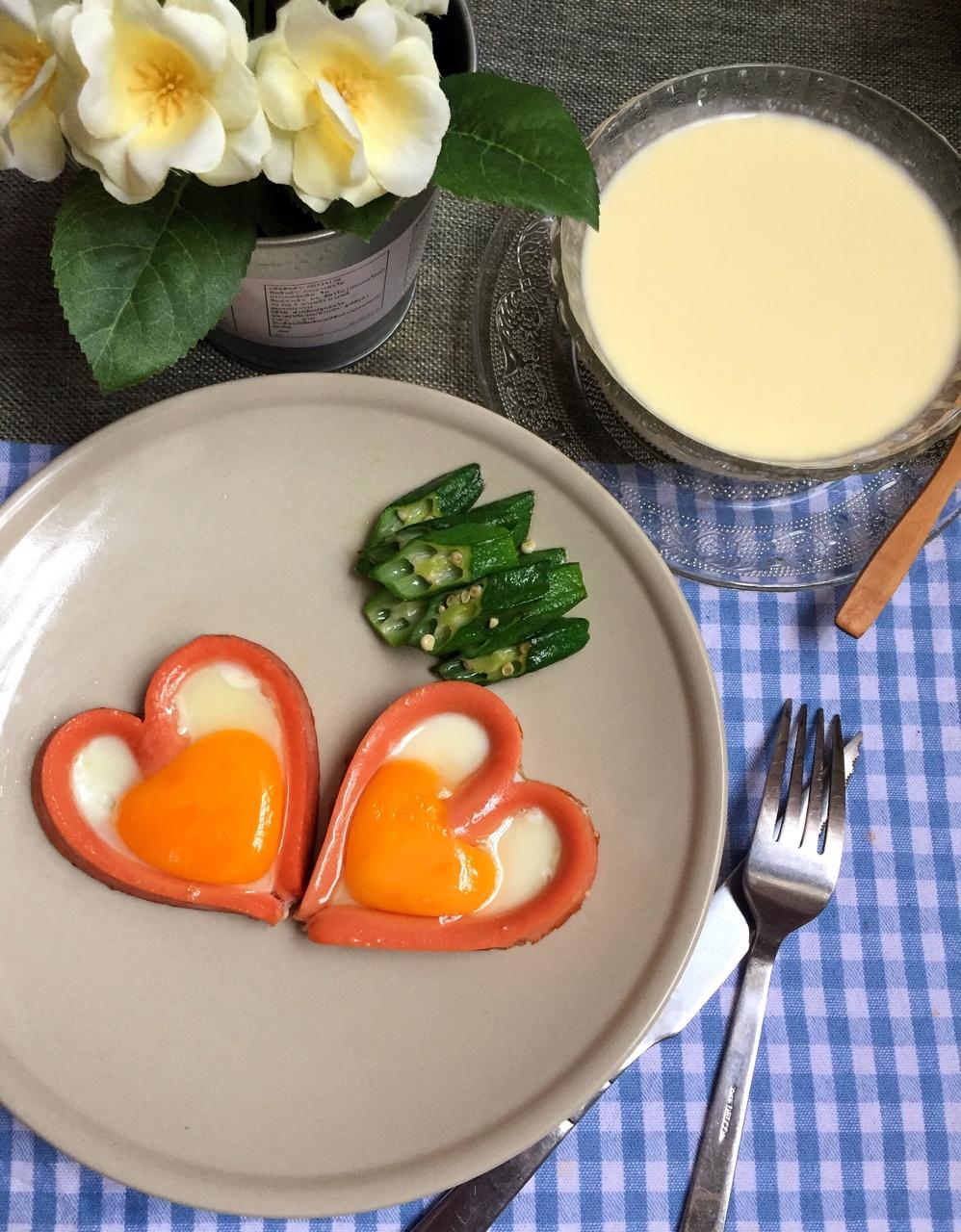一只贪吃喵mm做的爱心型火腿鸡蛋