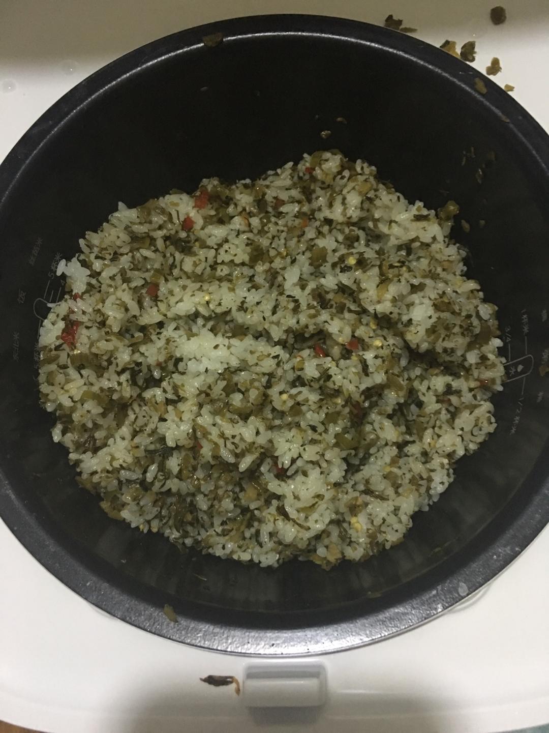 电饭煲万菜(类似外婆菜)焖饭的做法