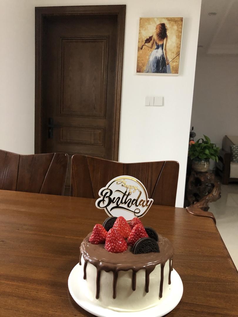 浓郁巧克力淋面奶油蛋糕