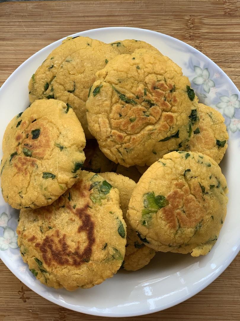 duoduoluo123做的玉米面菜饼子(贴饼子)玉米面菜饼子(贴饼子)面首页