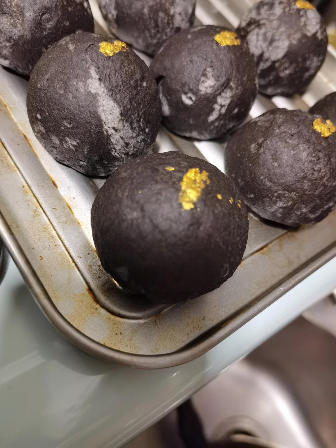 酥掉渣凤梨蛋黄黑金酥