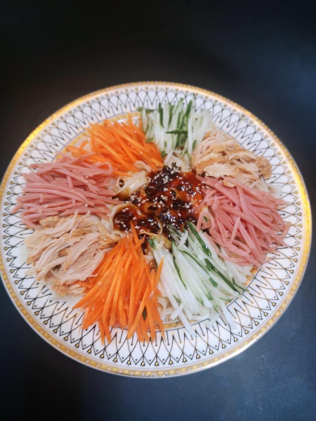 五彩鸡丝凉拌面