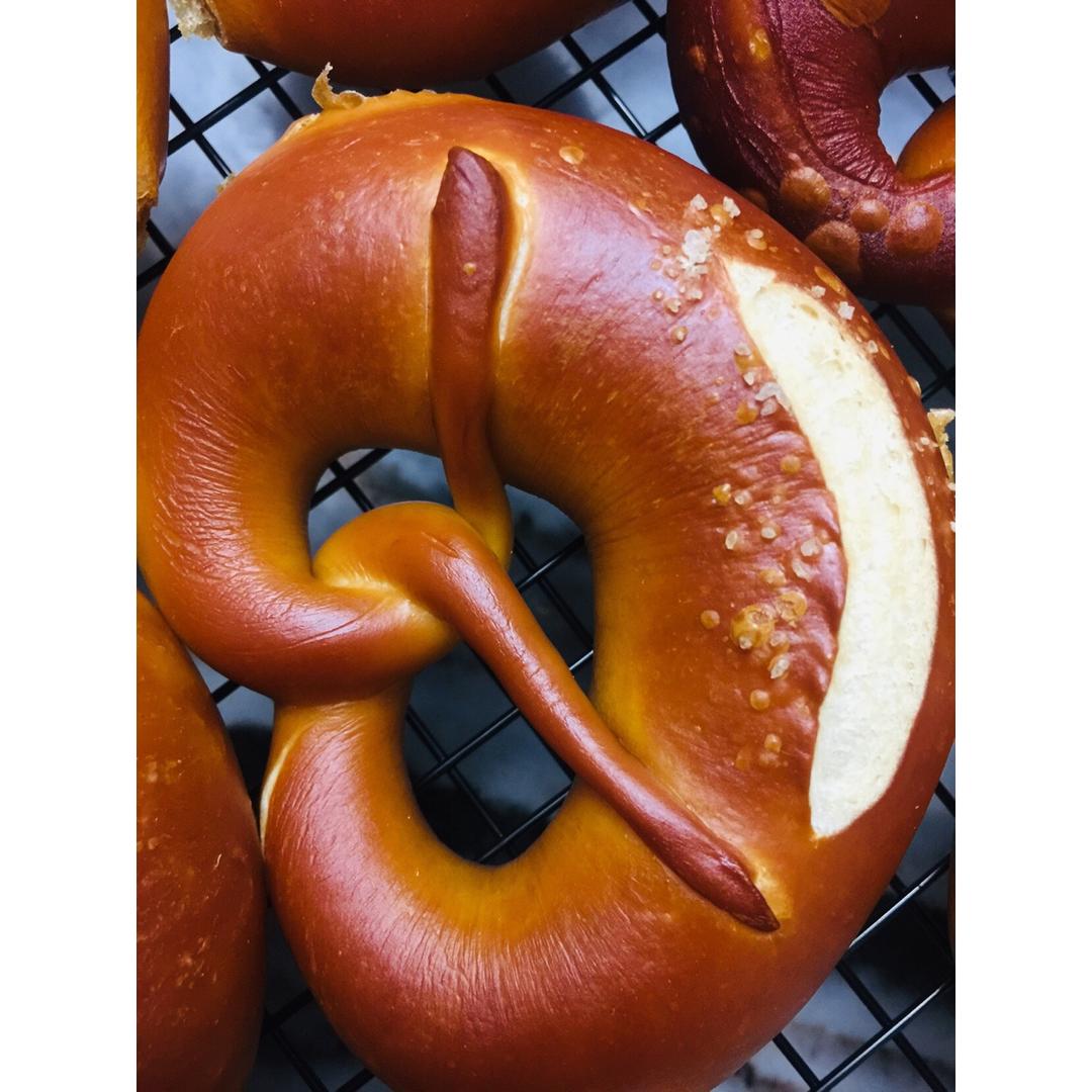 在家也能做德国著名面包：碱水面包