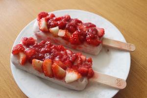 自制快手网红草莓巧克力棒冰的做法 步骤2