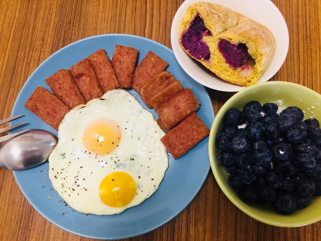 肉弹超人做的午餐肉煎蛋餐