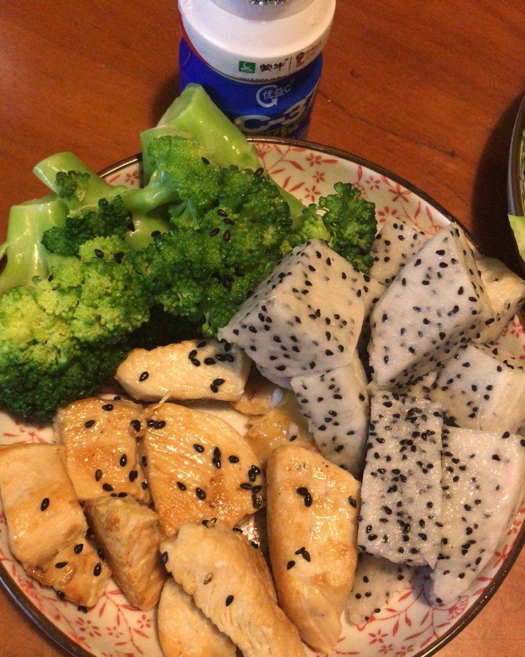 我们都是大孩做的【健身餐实录 】- 西兰花配鸡胸