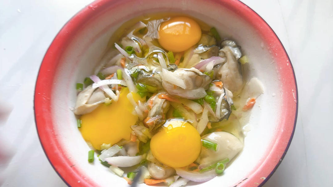 教你用亨氏番茄沙司轻松做出一盘口感超赞的生蚝鸡蛋饼的做法 步骤3