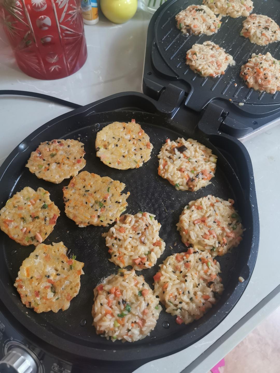 早餐蛋饼，解决剩米饭的好方法，食材随意味道超赞👍